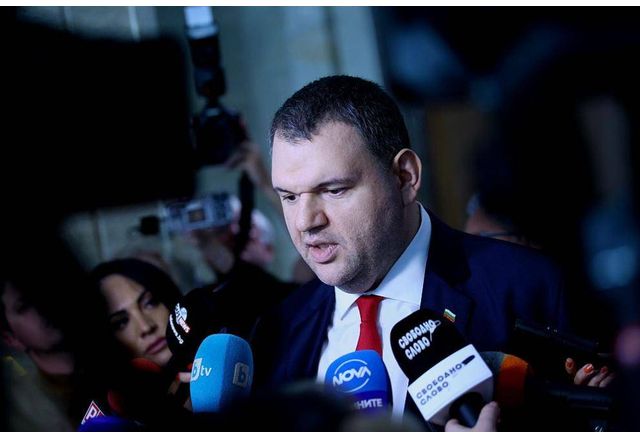 Председателят на Парламентарната група на ДПС Делян Пеевски предлага незабавно