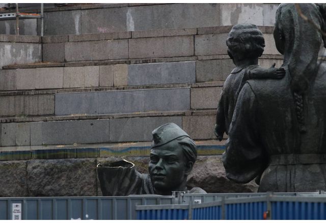 Демонтираната глава на съветския окупатор от МОЧА
