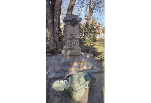 Бюст паметника на граф Николай Игнатиев издигнат в центъра на Варна