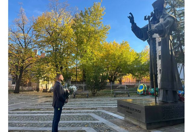 Заместник-кметът Александър Владимиров поднесе цветя пред паметника на небесния покровител на града – Св. Софроний Врачански