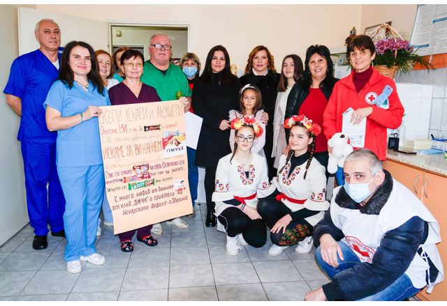 Представители на Община Мездра доброволци от общинската организация на Български