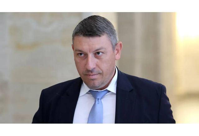 Министерският съвет прие решение с което освобождава предсрочно Деньо Денев