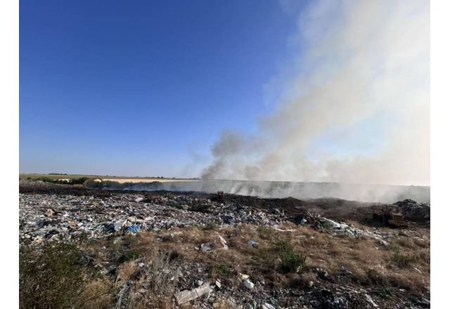 Избухналият пожар снощи в депото за твърди битови отпадъци край