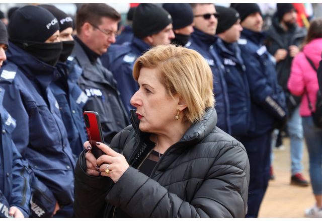 Депутатът Елена Гунчева от "Възраждане" снима полицаите