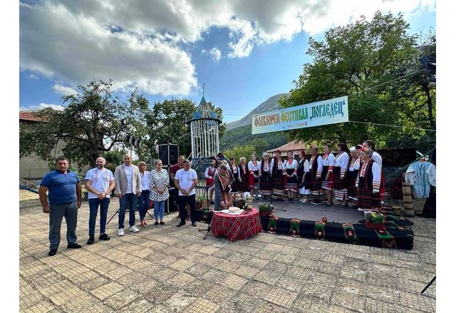 Самодейни състави от региона и групи за изворен фолклор участваха