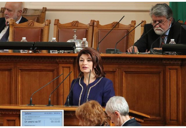 Председателят на ПГ на ГЕРБ СДС Десислава Атанасова  направи изказване при