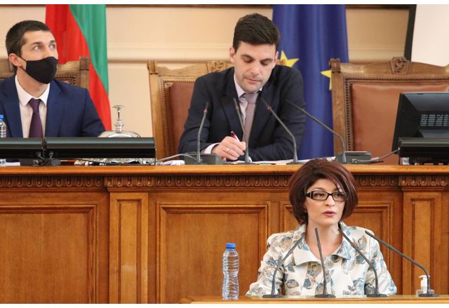 Председателят на парламентарната група на ГЕРБ СДС Десислава Атанасова прочете гневна