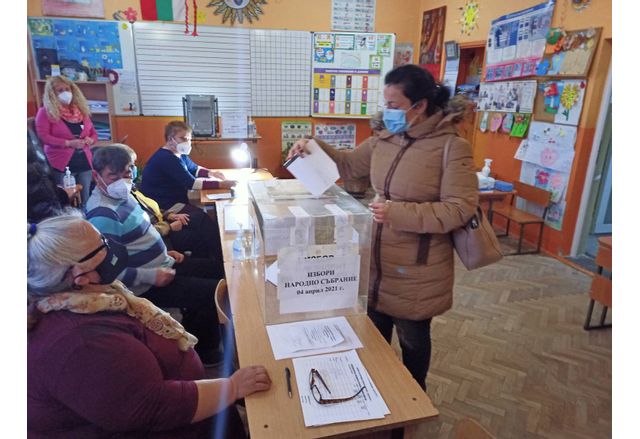 Десислава Танева гласува