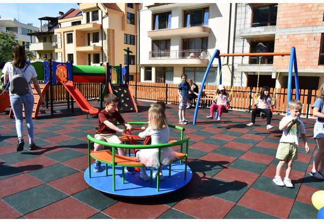 Детска площадка в Ротари парка на Асеновград