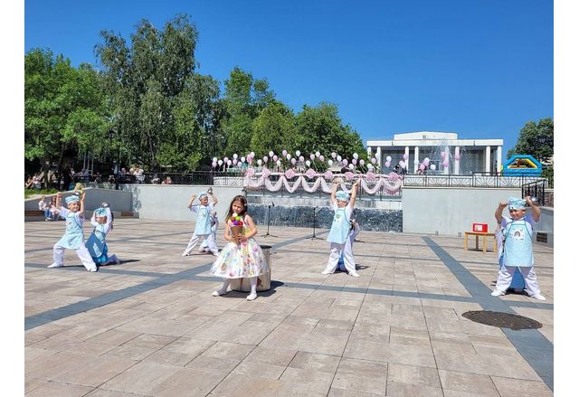 Детските градини празнуваха 1-ви юни на центъра в Карлово