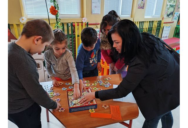 Деца в Оряхово посрещнаха пролетта с практикум
