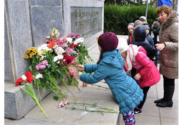 Деца поставят цветя в памет на загиналите за Освобождението на Бургас (б.р. архив)