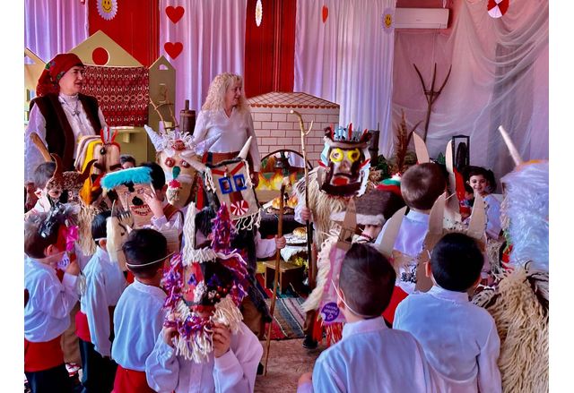 Деца празнуваха Сирна заговезни в Оряхово