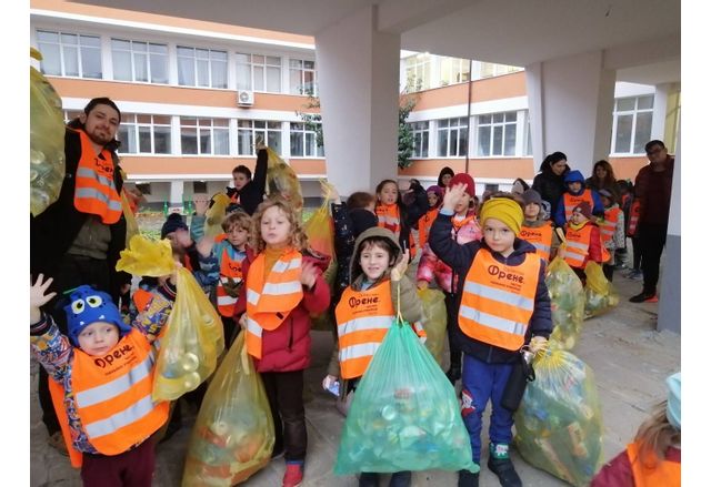 Деца събират опаковки за рециклиране