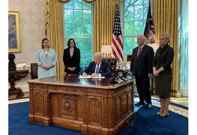 Американският президент Джо Байдън подписа тази вечер закона за ленд лийза