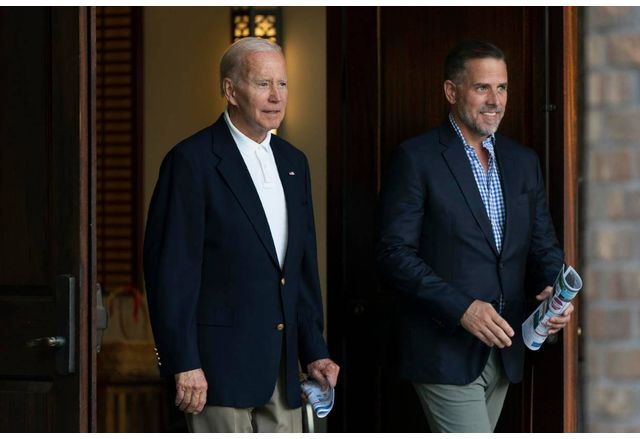 Бивш информатор на ФБР обвинен в лъжа за президента на