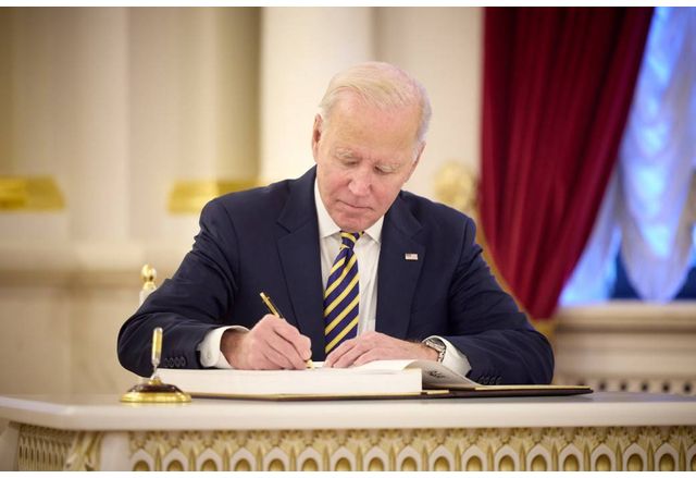 Американският президент Джо Байдън подписа днес преминалия през много перипетии