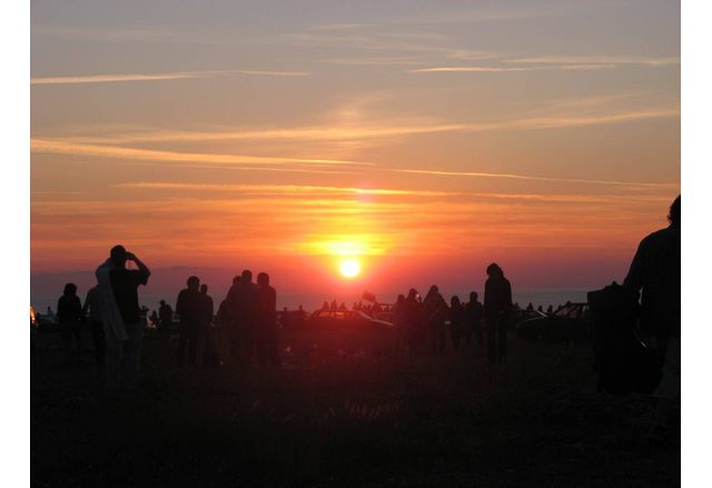 Хиляди хора от цялата страна посрещнаха първото юлско слънце или
