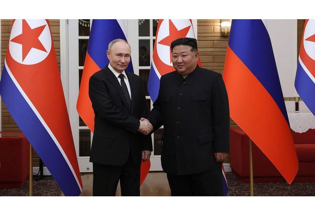 Диктаторите Владимир Путин и Ким Чен-ун