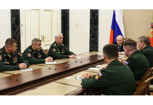 Диктаторът Путин с командващи руските групировки в Украйна