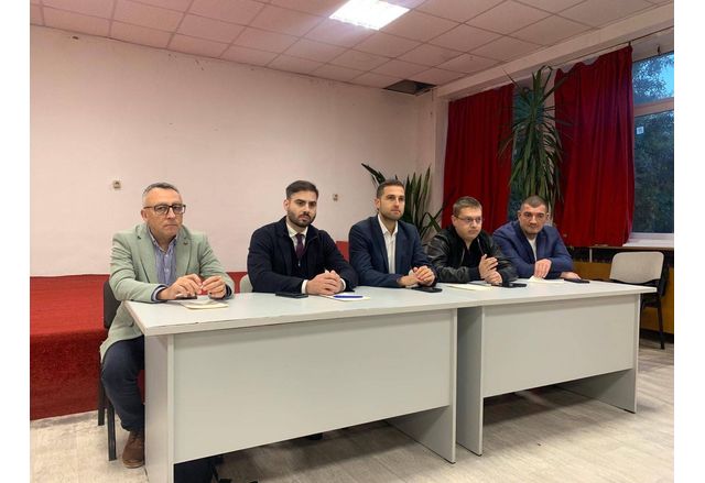 Председателят на Комисията по финанси и бюджет в Столичния общински съвет Димитър Вучев по време на открита приемна с граждани в район "Изгрев"