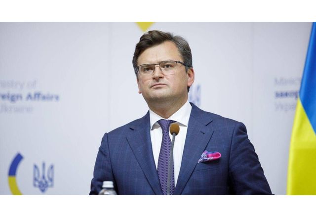 Украинският външен министър Дмитро Кулеба призова днес Запада да наложи