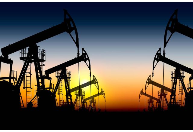 Цената на нефта се приближи до рекордни нива след съобщенията
