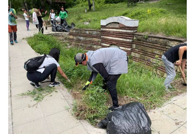 Доброволци чистиха река Лева