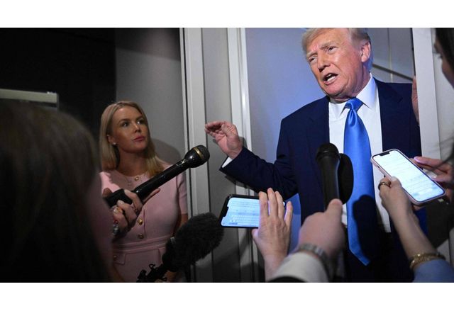 Доналд Тръмп говори пред репортери