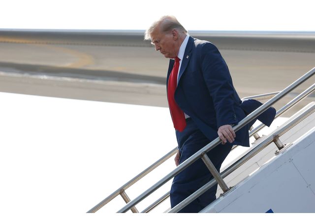 Президентът на САЩ Доналд Тръмп тръгва на тридневна обиколка в