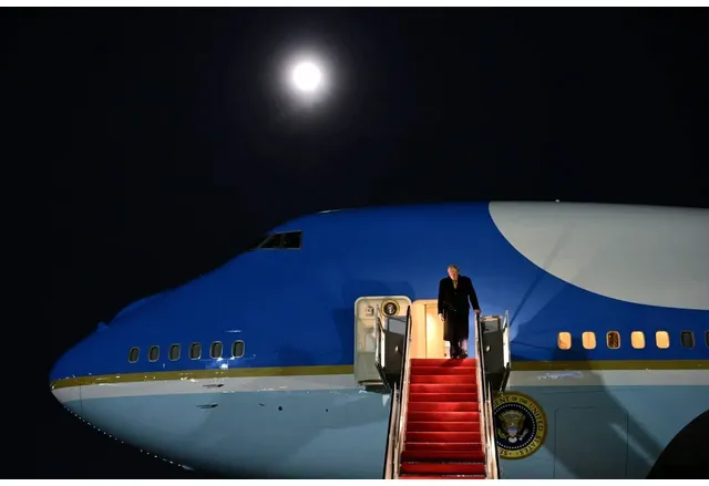 Самолетът Air Force One на президента на САЩ Доналд Тръмп