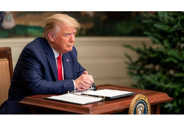 Американският президент Доналд Тръмп подписа знаковия за управлението си законопроект