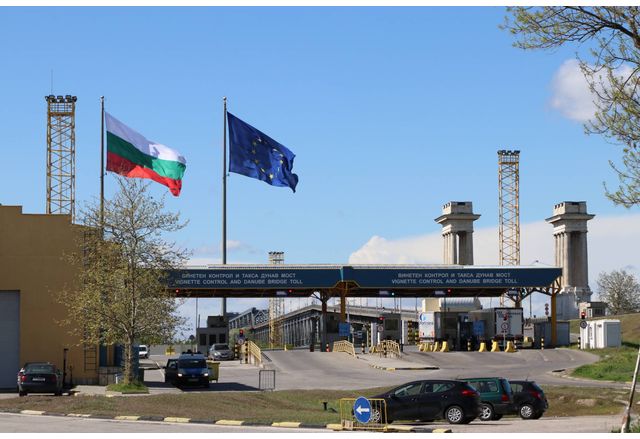 Товарен автомобил с турска регистрация катастрофира на Дунав мост при