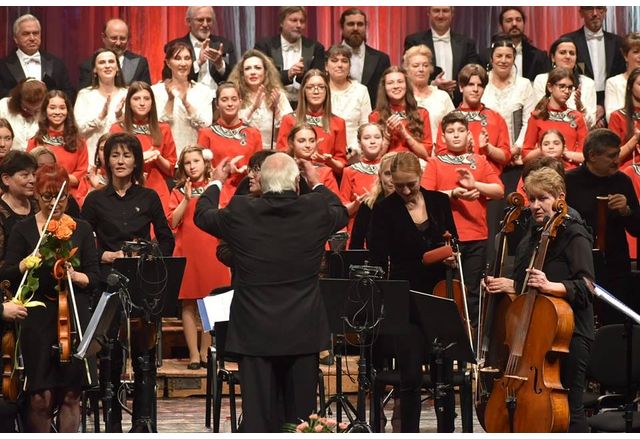 В навечерието на Коледа символ на стремежа към повече хармония