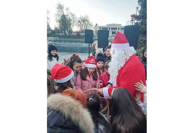 Децата на Карлово посрещнаха Дядо Коледа на 18 декември на
