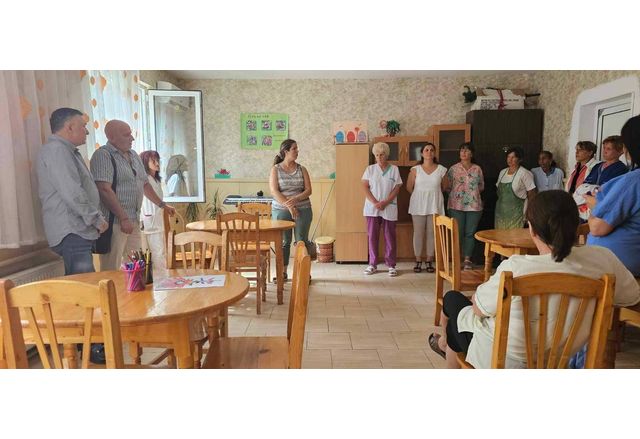 Д-р Емил Кабаиванов посети Центъра за настаняване от семеен тип в Бегунци и Дневния център в град Баня