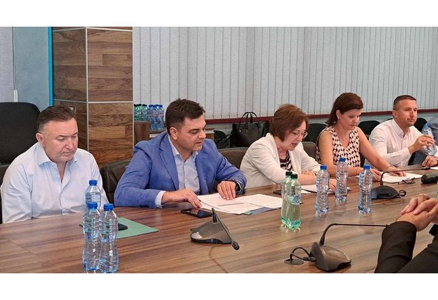 Д-р Емил Кабаиванов (вляво) участва в работна среща с регионалния министър Андрей Цеков
