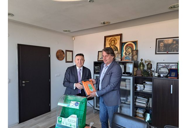 ЕКОПАК България дари автоматичен дефибрилатор на Община Карлово