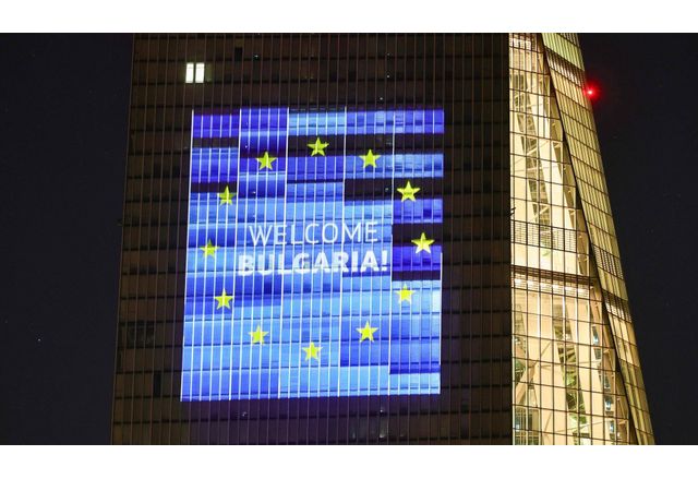 "Добре дошла, България" грейна върху сградата на ЕЦБ във Франкфурт