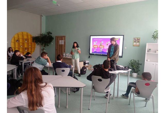 Сдружение Млади активни креативни като Евродеск точка в община Карлово