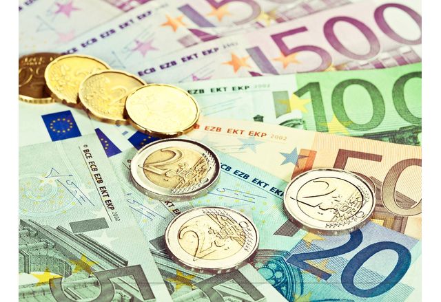 Еврото се срина под 99 щатски цента за първи път