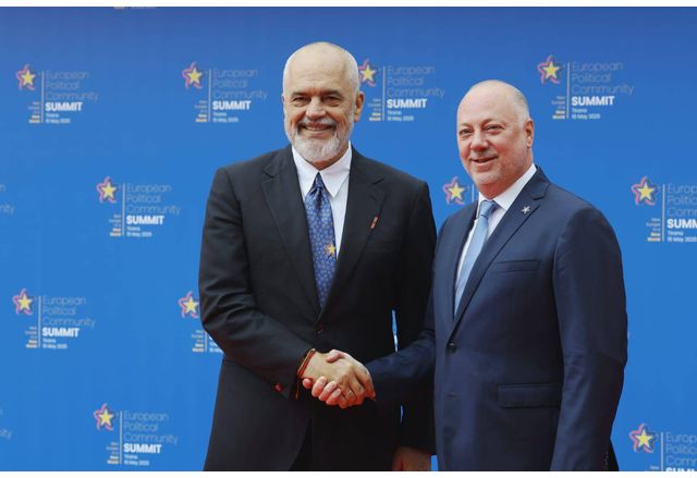 Министър председателят Росен Желязков пристигна в Тирана където ще участва в