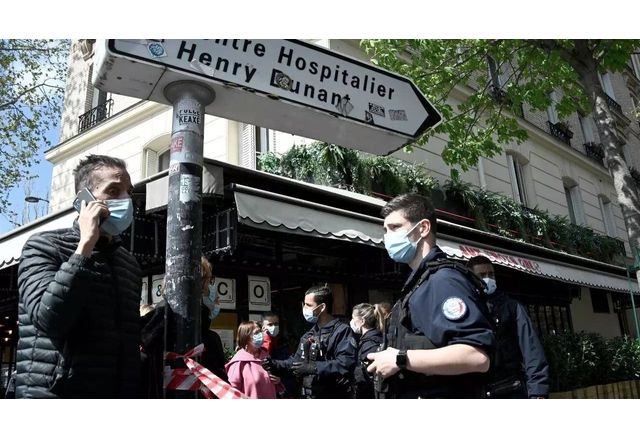Един убит при стрелба пред парижка болница