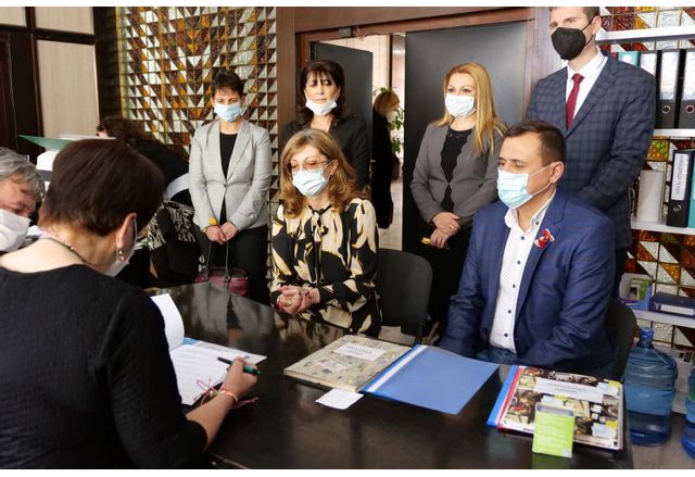 Екатерина Захариева регистрира листата на ГЕРБ в Пазарджик