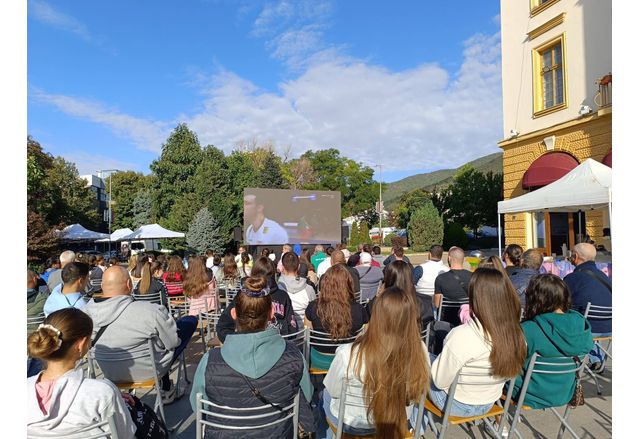 Екран на площад