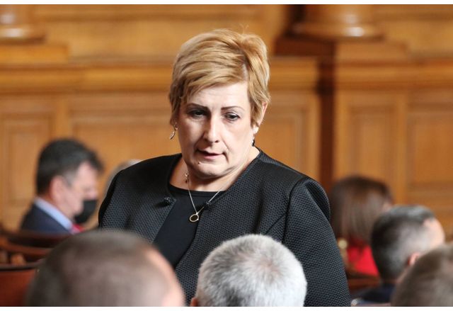 Оскандалената и напълно провалена депутатка от ПП Възраждане Елена Гунчева