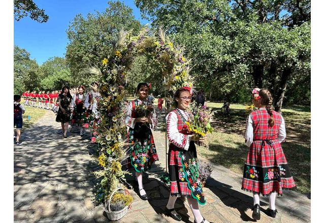 Еньовден е български народен празник който се чества на 24