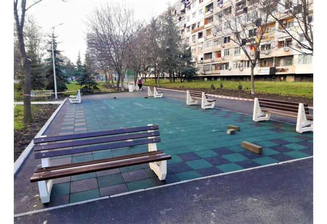Ето така вече изглежда парковото пространство в комплекс "Славейков"