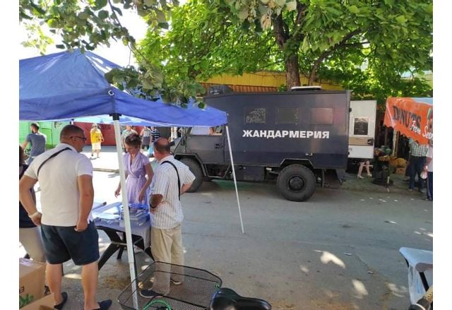 Жандармерия паркира до предизборните шатри на партията