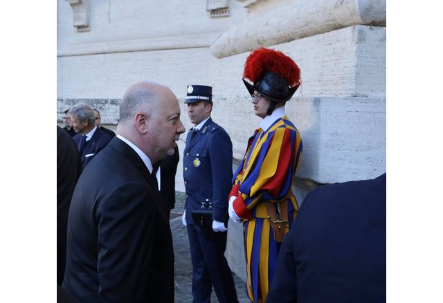 Министър председателят Росен Желязков пристигна във Ватикана където заедно с водената